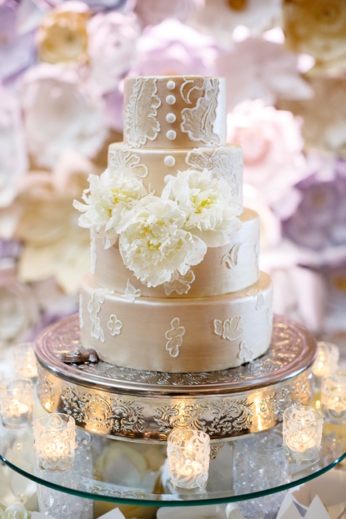 lisa stoner events- luxury wedding planner- off white wedding cake- lace wedding cake-.jpg